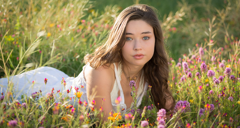 best senior pictures field of flowers photo session with free people bohemian feel